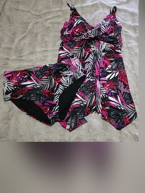 3X Tropical Leaf Print Women’s Swim Bodysuit in Pink & Black